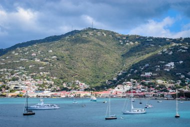 Aziz Thomas, Virgin Adaları - 01 Nisan 2014: Okyanus ve dağ manzaralı peyzaj Aziz Thomas, Virgin Adaları