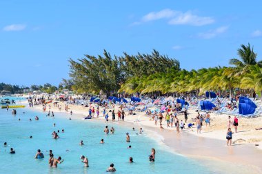 Grand Turk, Turks ve Caicos Adaları - 03 Nisan 2014: Cruise merkezi Beach (Günışığı Beach) Grand Turk deki kalabalık gün.