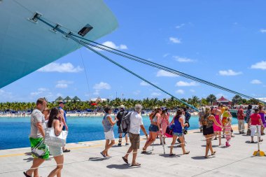 Grand Turk, Turks ve Caicos Adaları - 03 Nisan 2014: yolcu yapmak onların Cruise Ship den Grand Turk Turks ve Caicos Adaları içinde varış adada üzerine.