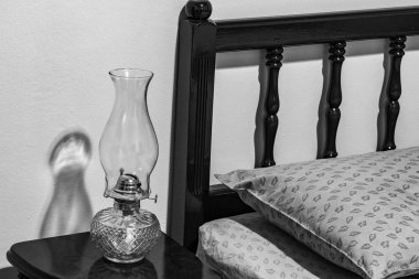 Vintage düz fitil gaz yağı lambası başucundaki, yatak yatak başı, yastık, yatak, yatak odası.