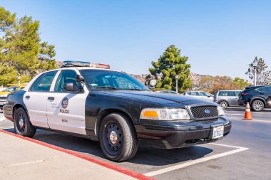 Los Angeles, California - 09 Ekim 2019: Polis arabası / polis aracı otoparka park edildi