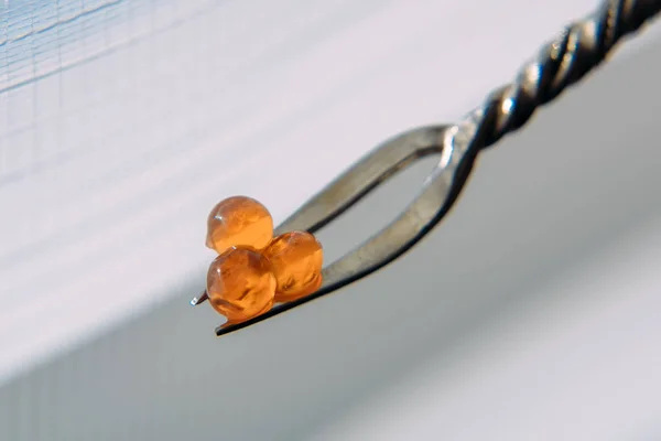 Açık bulanık arka plan üzerinde kırmızı havyar ile iki dişli çatal yakın.