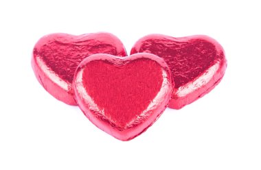 beyaz zemin üzerinde üç çikolata Kalpler