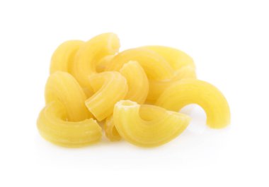 makarna makarna yakın çekim üzerinde beyaz izole