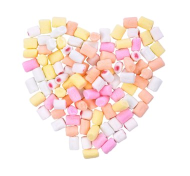 Beyaz arka plan üzerinde Marshmallows kalp