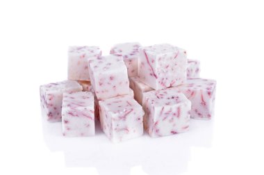 Taro beyaz arkaplanda izole edildi