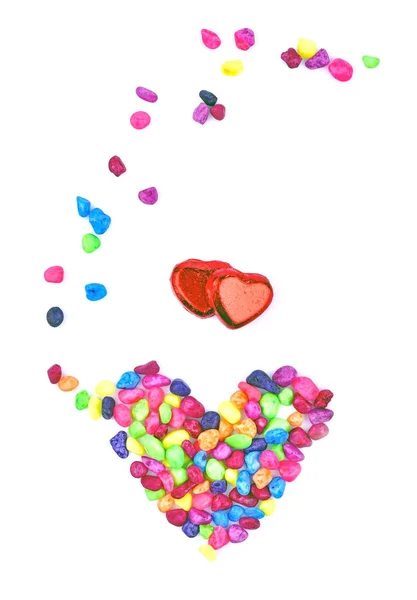 Kalpler beyaz arka plan üzerinde renkli taşlar