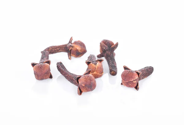 beyaz arkaplanda kuru karanfiller