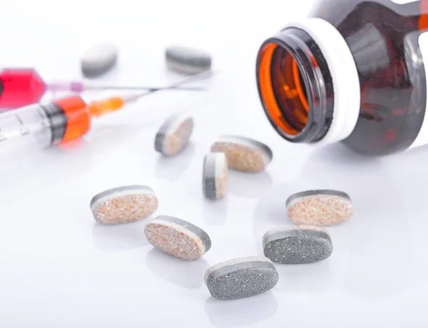 Medyczne Ampułki Butelki Tabletki Strzykawek Białym Tle — Zdjęcie stockowe