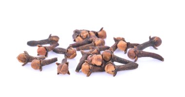 beyaz arkaplanda kuru karanfiller