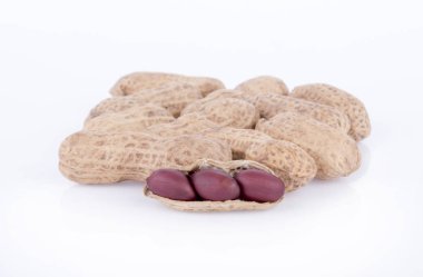 kavrulmuş fıstık beyaz izole kapatmak