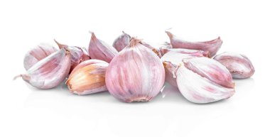 Beyaz arka plan üzerinde izole sarımsak. birçok sarımsak kabuğu ile boyutu.