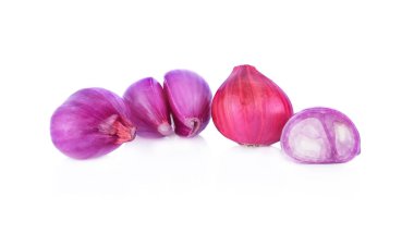 arpacık soğanları beyaz arkaplanda izole edildi