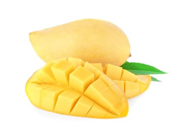 Mango küpleri ve dilimleri. Beyaz bir arka plan üzerinde izole.