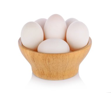 Beyaz arka plan üzerinde ördek yumurta ahşap Kupası