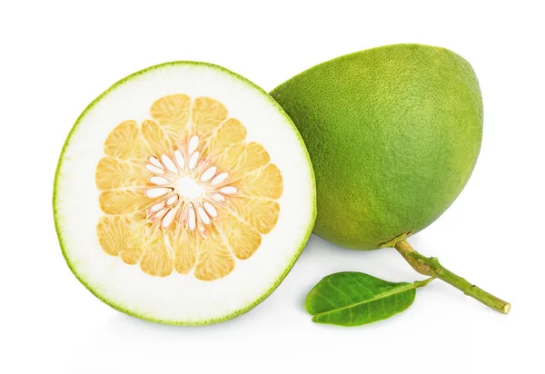 Olgun meyveler narenciye bahçesindeki ağaçlarda asılı. Meyve bahçesinde tropikal pomelo hasat et. Pomelo Çin 'de geleneksel yeni yıl yiyeceğidir, şans getirir. Tarım gıda geçmişi