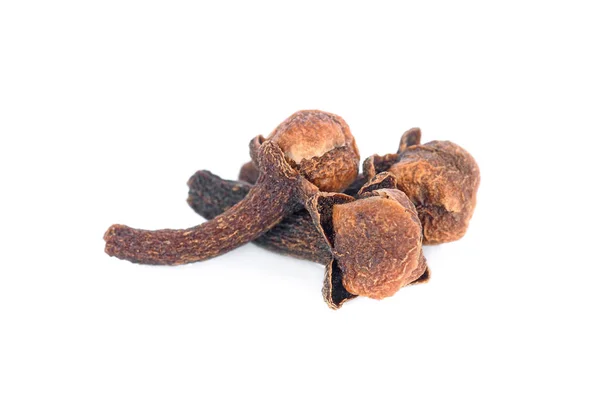 beyaz arkaplanda kuru karanfiller