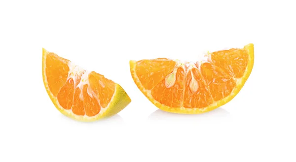 Dos Rebanadas Naranja Aisladas Sobre Fondo Blanco — Foto de Stock