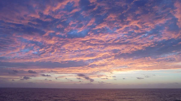 Une Fois Les Nuages Bleus Pelucheux Complètement Resserré Tout Ciel — Photo