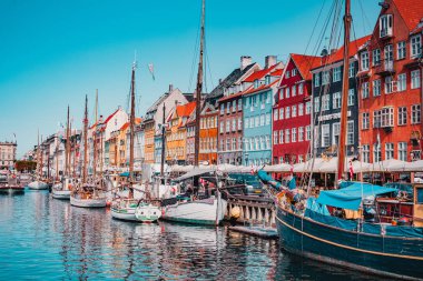 panoramik manzaralı renkli kıyısında evler ve Nyhavn kanalda, Kopenhag, Danimarka tekneler 
