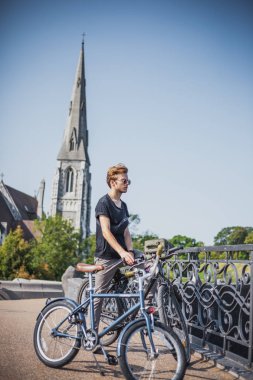 Köprü Kopenhag şehir, Danimarka üzerinde bisiklet duran adamla 