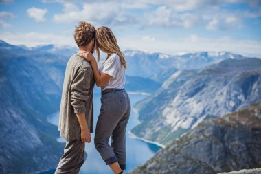 nefes kesen manzarası göl Ringedalsvatnet Trolltunga, Norveç'te üzerinde duran Skjeggedal dağda aşk zevk çift