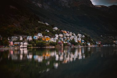 Odda şehir renkli evlerin kıyısında fiyort, Norveç 