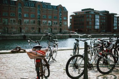 Banka kanalı'nın bisiklet ile cityscape arka planda, Kopenhag, Danimarka