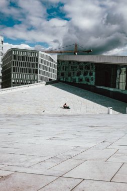 güneşli gün, Oslo, Bergen meydanda otururken istirahat kadın