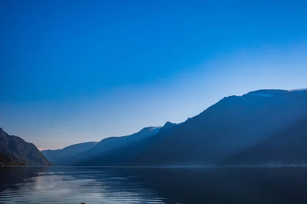 Prachtige Noorse Landschap Van Ideale Fjord Met Bergen Weerspiegelen Helder — Stockfoto