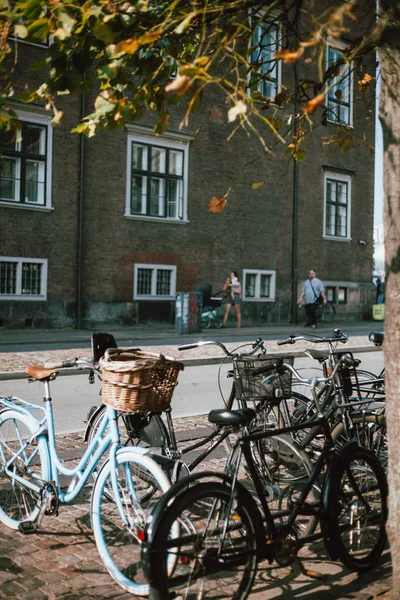 Fila Biciclette Vicino Vecchio Edificio Strada Copenaghen Danimarca — Foto Stock