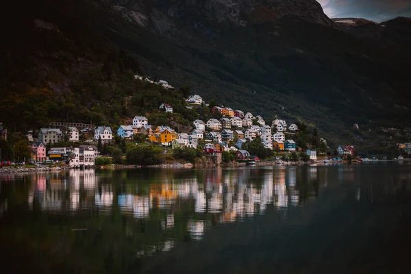 Odda Stad Met Kleurrijke Huizen Aan Kust Van Fjord Noorwegen — Stockfoto