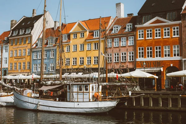 Panoramiczny Widok Kolorowe Domy Brzegu Łodzi Kanał Nyhavn Kopenhaga Dania — Zdjęcie stockowe