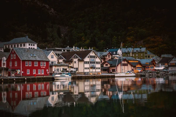 Odda Stad Met Kleurrijke Huizen Aan Kust Van Fjord Noorwegen — Stockfoto