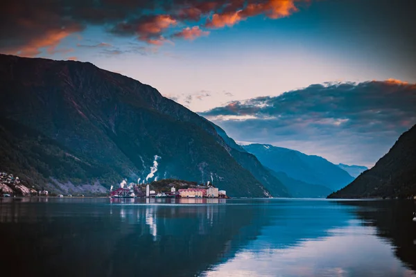 Krásný Výhled Města Odda Odráží Vodě Fjordu Kraji Hordaland Hardanger — Stock fotografie