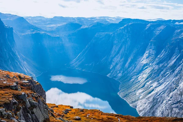 Gyönyörű Norvég Táj Ideális Fjord Hegyek Tükrözi Tiszta Víz Módja — Stock Fotó