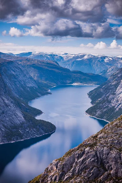Krásná Norská Krajina Ideální Fjord Horami Odráží Čisté Vodě Cestě — Stock fotografie