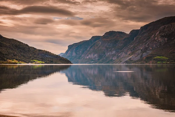 Prachtige Noorse Landschap Van Ideale Fjord Met Bergen Weerspiegelen Helder — Stockfoto