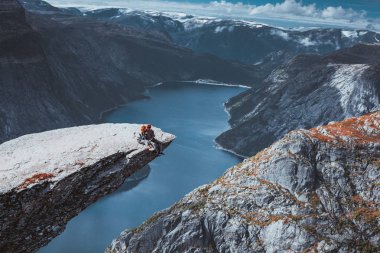 sevgi dağ Skjeggedal kaya oluşumu Gölü Ringedalsvatnet Trolltunga, Norveç'te üzerinde zevk çift nefes kesen manzarası