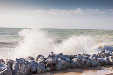 ısmarlayarak dalgalar yaz gününde sıçramasına ile deniz kıyısı 