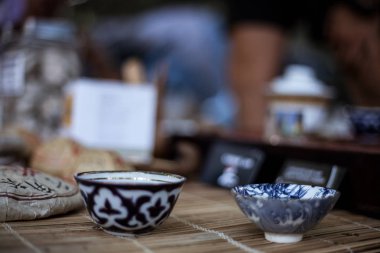 parlak el yapımı kil kase masaya, yakın çekim 