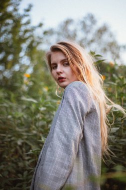 kameraya çayır güneşli gün poz süre seyir gri ceketli şehvetli kadın 