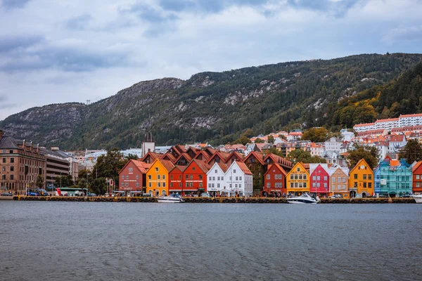 Miasto Odda Kolorowe Domy Wybrzeżu Fiordu Norwegia — Zdjęcie stockowe