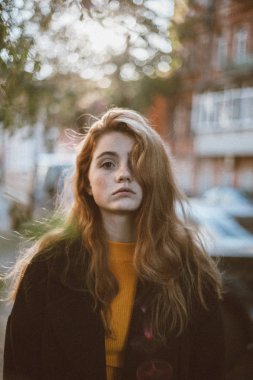 Kızıl saçlı Genç kadın sarı jumper ve siyah blazer sonbahar Park'ta poz 