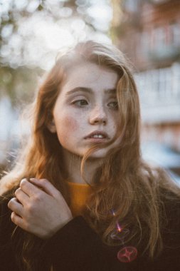 siyah blazer bir yana bakan sevimli genç kadın sokak arka plan bulanık 