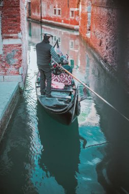 Venedik gondol gezisi canal dar sokak adlı eski çeyrek, Venedik, İtalya olan turist 