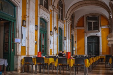 Kadınlar eski Café, Lizbon, Portekiz masada otururken yemek 