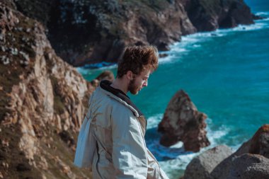 adam kayalık uçurum Cabo da Roca, Portekiz üzerinde rahatlatıcı 