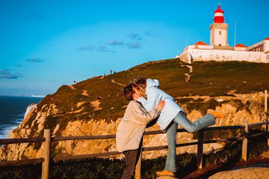 iki kayalık uçurum Cabo da Roca, Portekiz üzerinde dururken öpüşme aşk içinde 