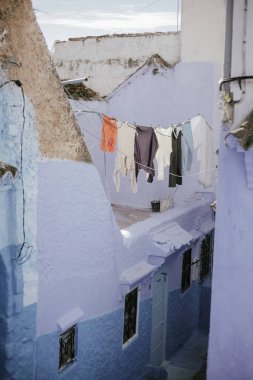 eski beyaz ve mavi evlerde City: Chefchaouen, Morocco arasında dar sokak görünümü